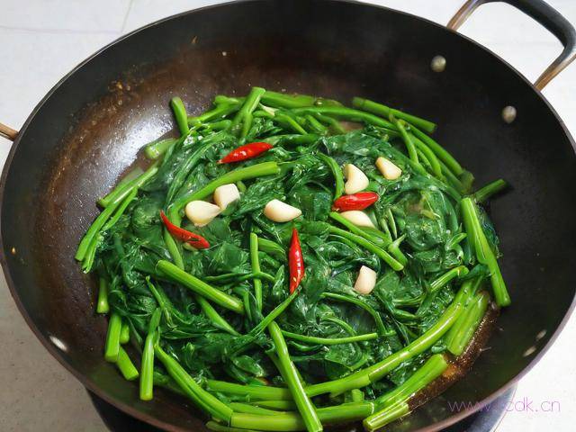 空心菜怎么炒好,空心菜怎么炒好吃视频教程