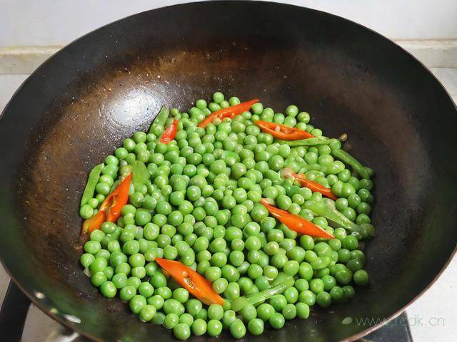 豌豆怎么炒好吃家常菜,豌豆怎么炒好吃家常菜视频